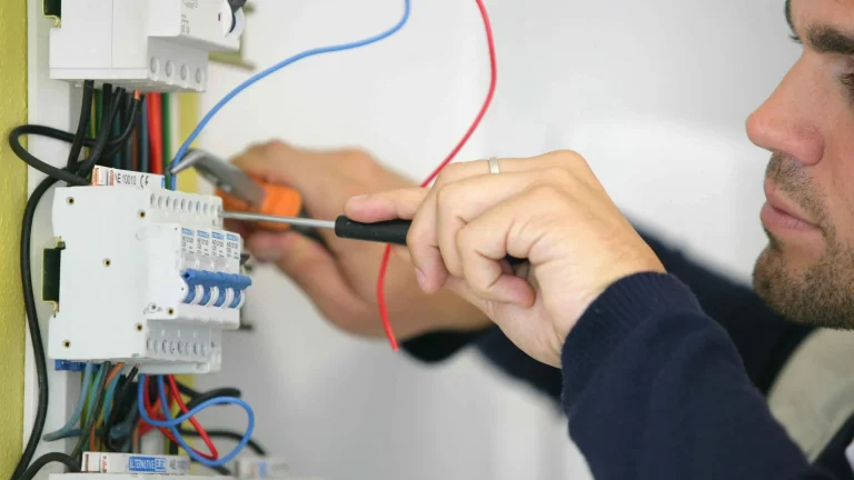 A Guide To Electrician Insurance in the UK